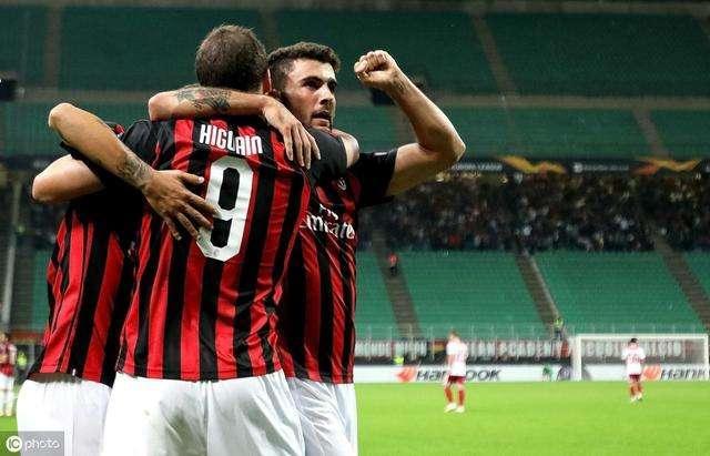  国米旧将转投死敌引爆舆论，球迷怒斥背叛行为  